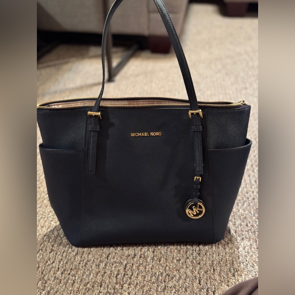 Michael Kors Charlotte Large Saffiano Leather Top-Zip Tote Bag in Navy